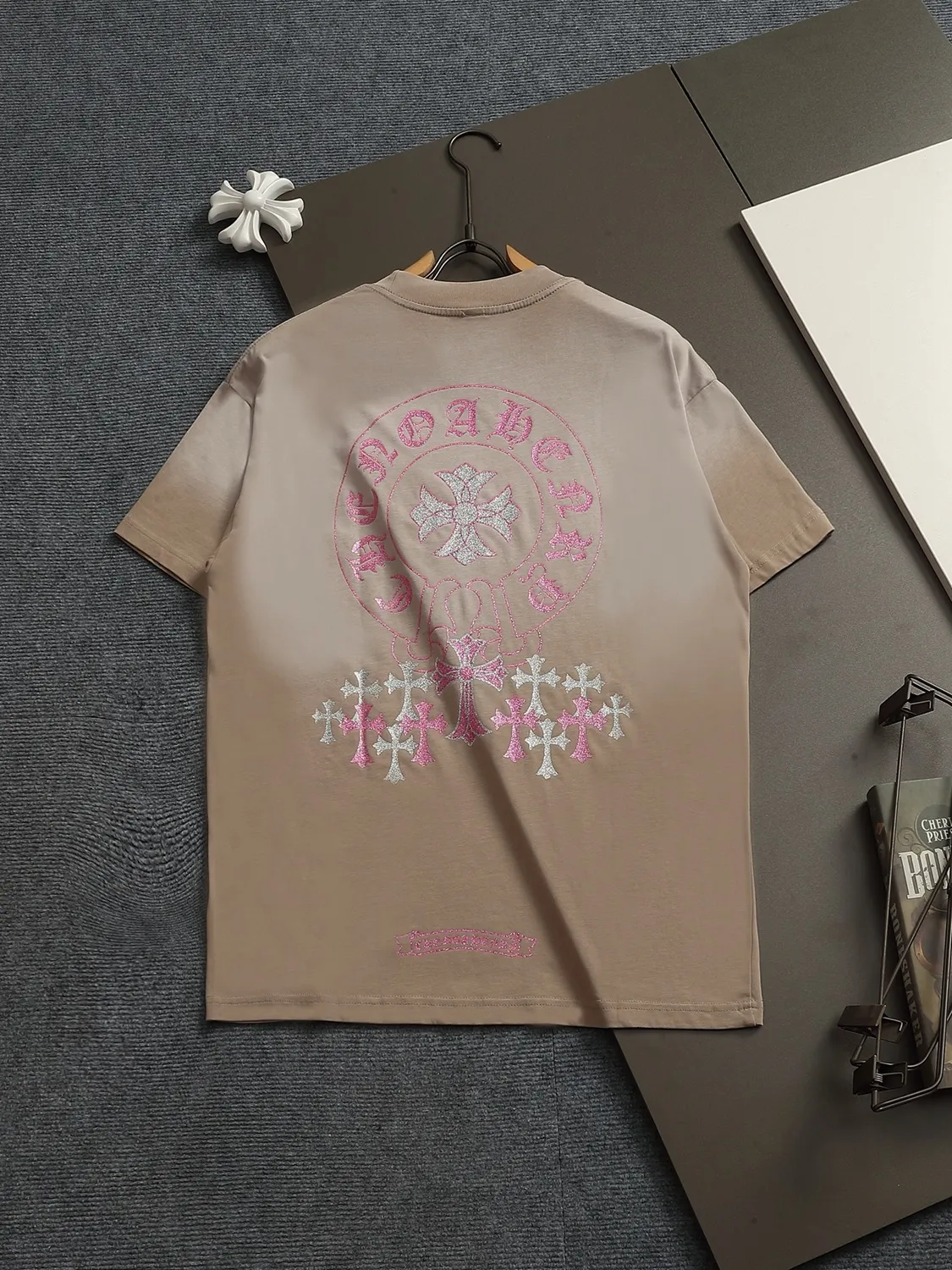 🅿️220 Chrome hearts ch Chrome hearts cross pink hot diamond short-sleeved t-shirt. Advanced tie-dye technology. Large version. Loose and stylish. Low version, slim and long version with upper body and raised hips. 100% commitment: top quality, not fast food. The highest version on the market. Top quality, 320 grams. 26 custom-dyed double yarn cotton, same style for men and women, complete with three standards. Color: Six colors available, available to the public. Size: XS-L. Size chart: